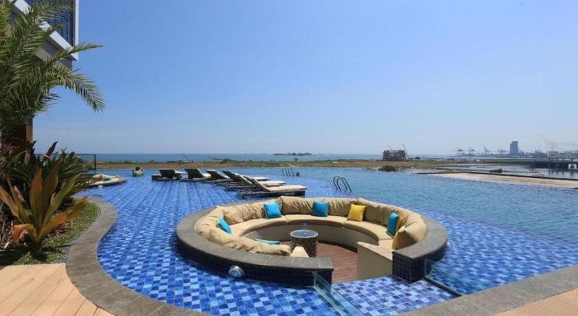 The Rinra Hotel Макасар Екстериор снимка