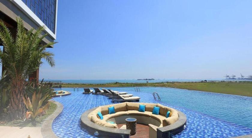 The Rinra Hotel Макасар Екстериор снимка