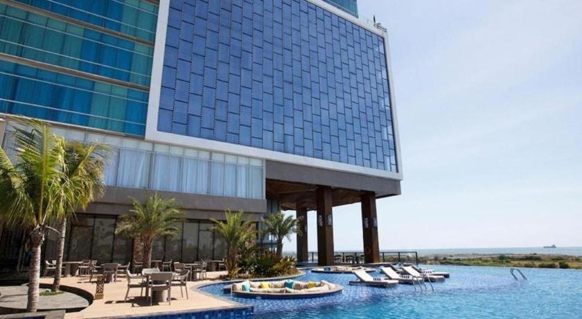The Rinra Hotel Макасар Екстериор снимка